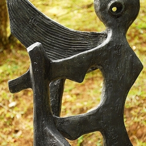 Detalhes da escultura "Avenir" de Felícia Leirner. Ela é feita em bronze e possui diferentes formatos.