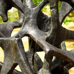 Escultura "Estruturação II" de Felícia Leirner. Feita em bronze a escultura é abstrata.