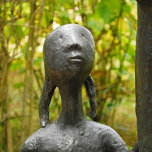 Detalhe da escultura "Mãe e filha" de Felícia Leirner