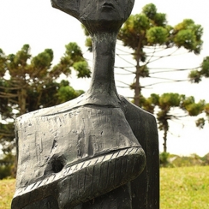 Escultura "Figura II" de Felícia Leirner
