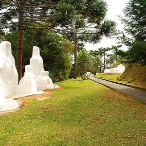 Alameda do Museu Felícia Leirner com a escultura "Família" feita em cimento armado em branco.