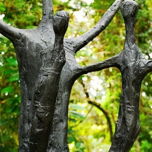 Detalhe da escultura "Maternidade" de Felícia Leirner
