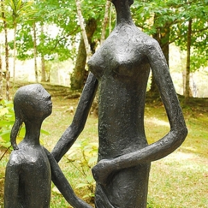 Escultura "Mãe e Filha" de Felícia Leirner