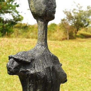 Detalhe da escultura "Figura III" de Felícia Leirner