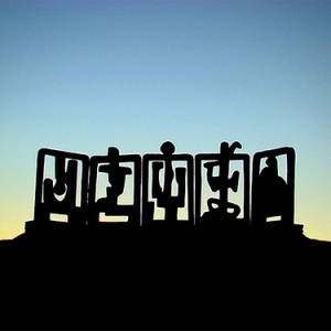 Contornos da escultura "Horizonte" de Felícia Leirner sobre o céu azul