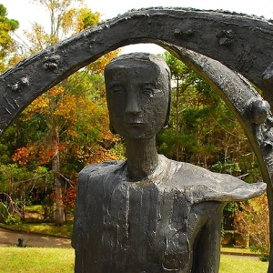 Obra "Giselda" de Felícia Leirner feita em bronze.