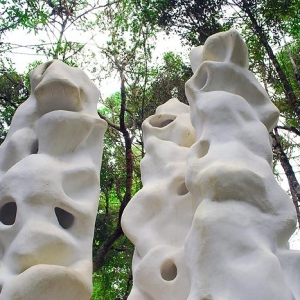 Escultura "As três colunas" de Felícia Leirner. É um obra feita em cimento armado na cor branca. É uma escultura alta, com três colunas que possui concavidades.