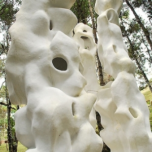 Escultura "As três colunas" de Felícia Leirner. É um obra feita em cimento armado na cor branca. É uma escultura alta, com três colunas que possui concavidades.