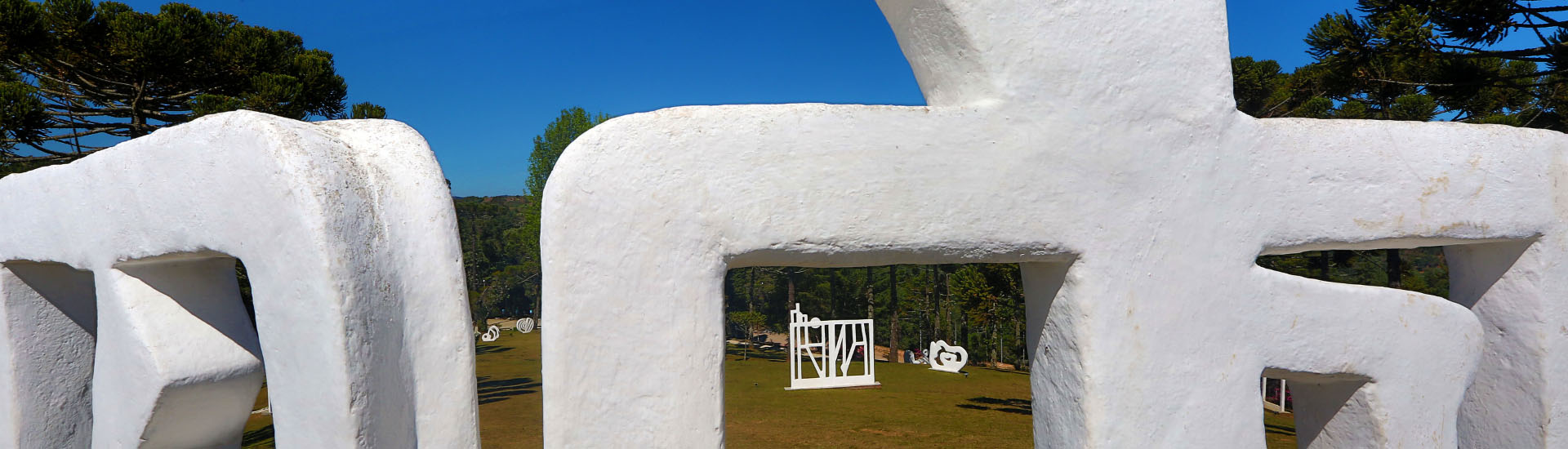 Detalhe da escultura "Horizonte" na qual através da estrutura vazada é possível visualizar outras partes do jardim de esculturas.