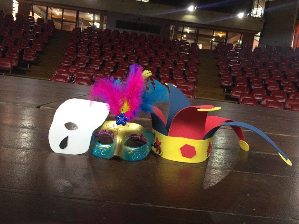 Máscaras de carnaval sobre o palco do Auditório Claudio Santoro