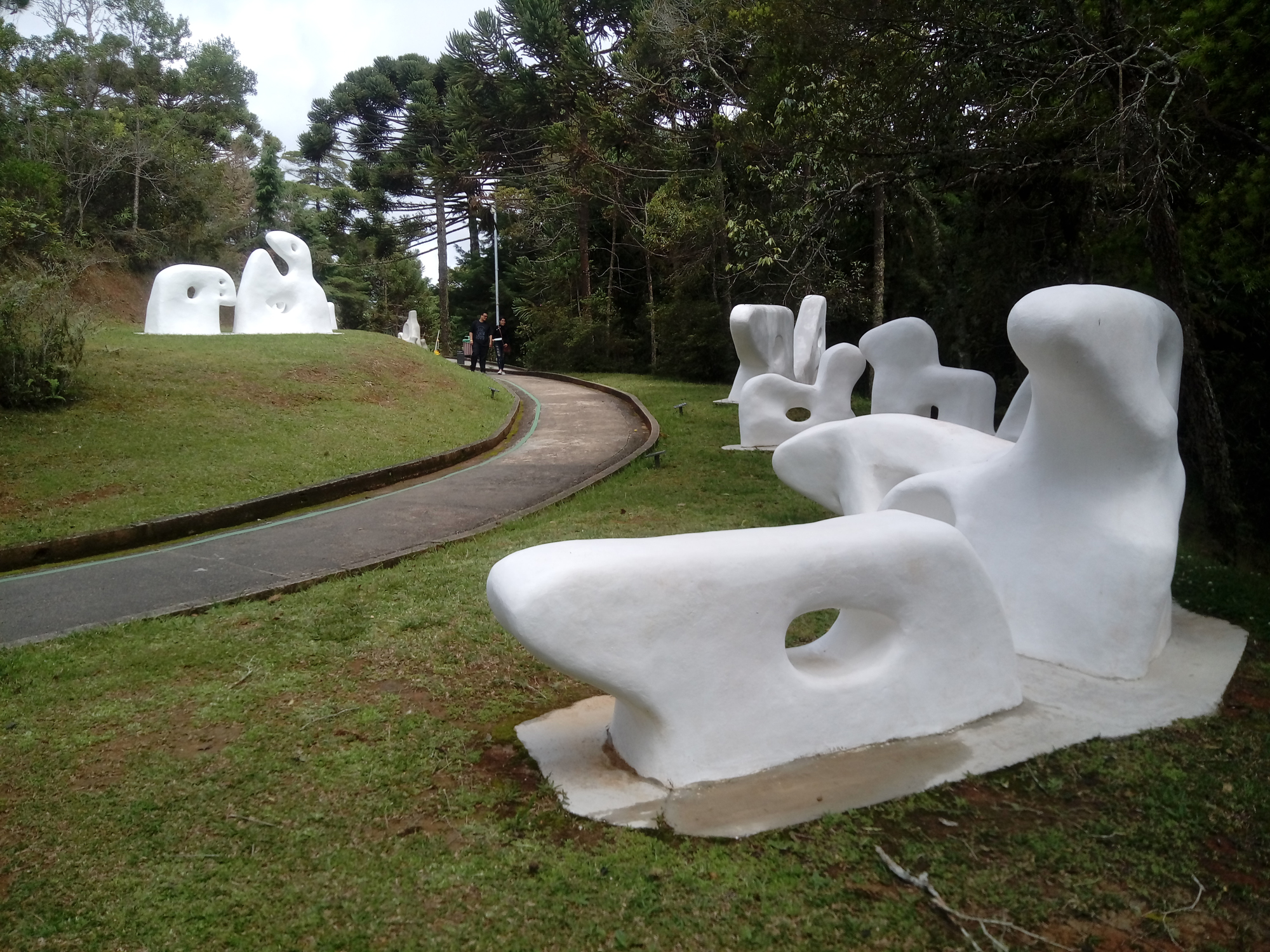Alameda com as esculturas "Bichos" de Felícia Leirner