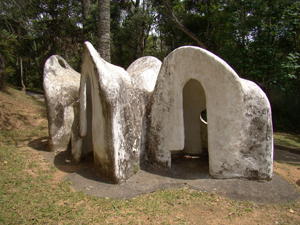 Escultura da fase "Habitáculos" com sujidade por toda parte