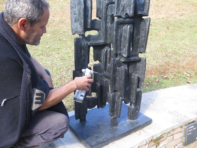 Reparo na escultura em bronze da fase abstrata de Felícia Leirner