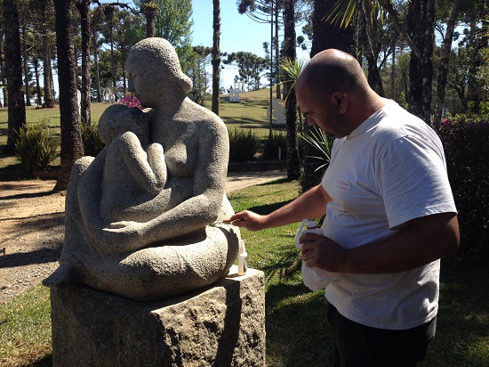 Escultura "Maternidade" recebendo cuidados após ser posicionada no jardim do Museu Felícia Leirner