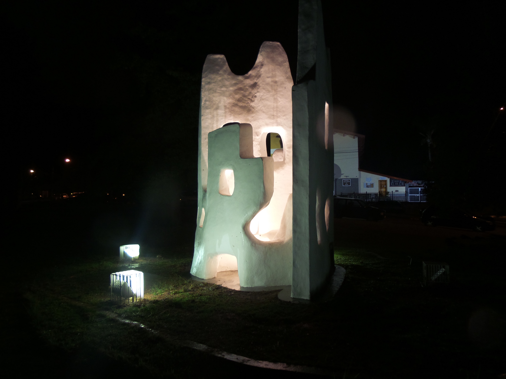 Escultura "Centenário" iluminada