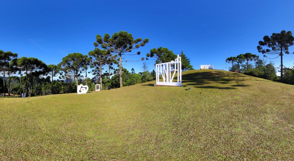 Jardim de esculturas do Museu Felícia Leirner