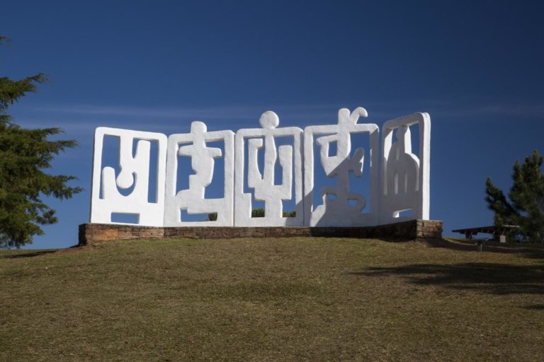 Escultura "Horizonte" de Felícia Leirner