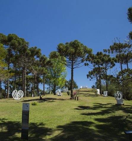 Jardim de esculturas do Museu Felícia Leirner