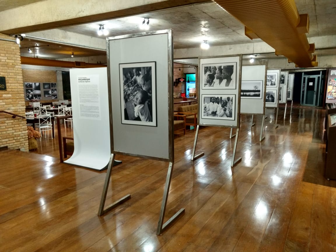 A imagem mostra o saguão do Museu e Auditório Com a exposição fotográfica Moçambique