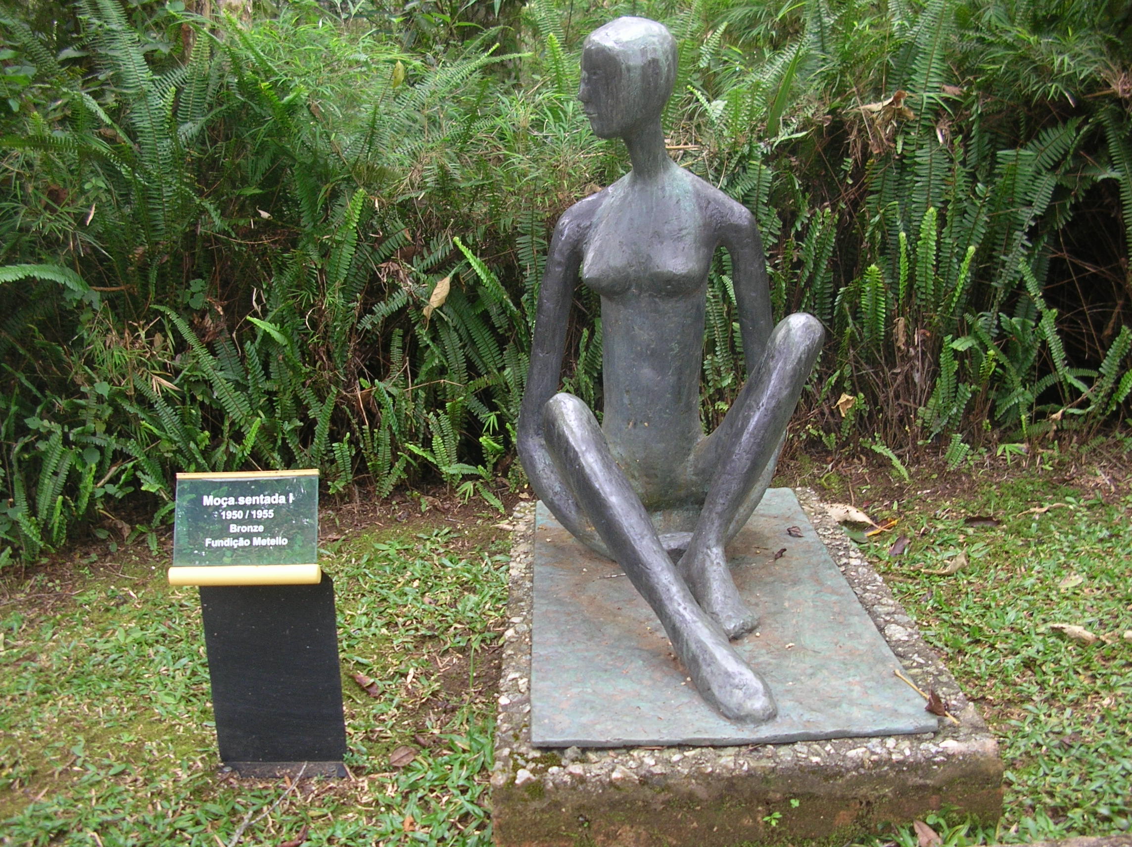 Escultura em bronze. Moça Sentada I, de Felícia Leirner