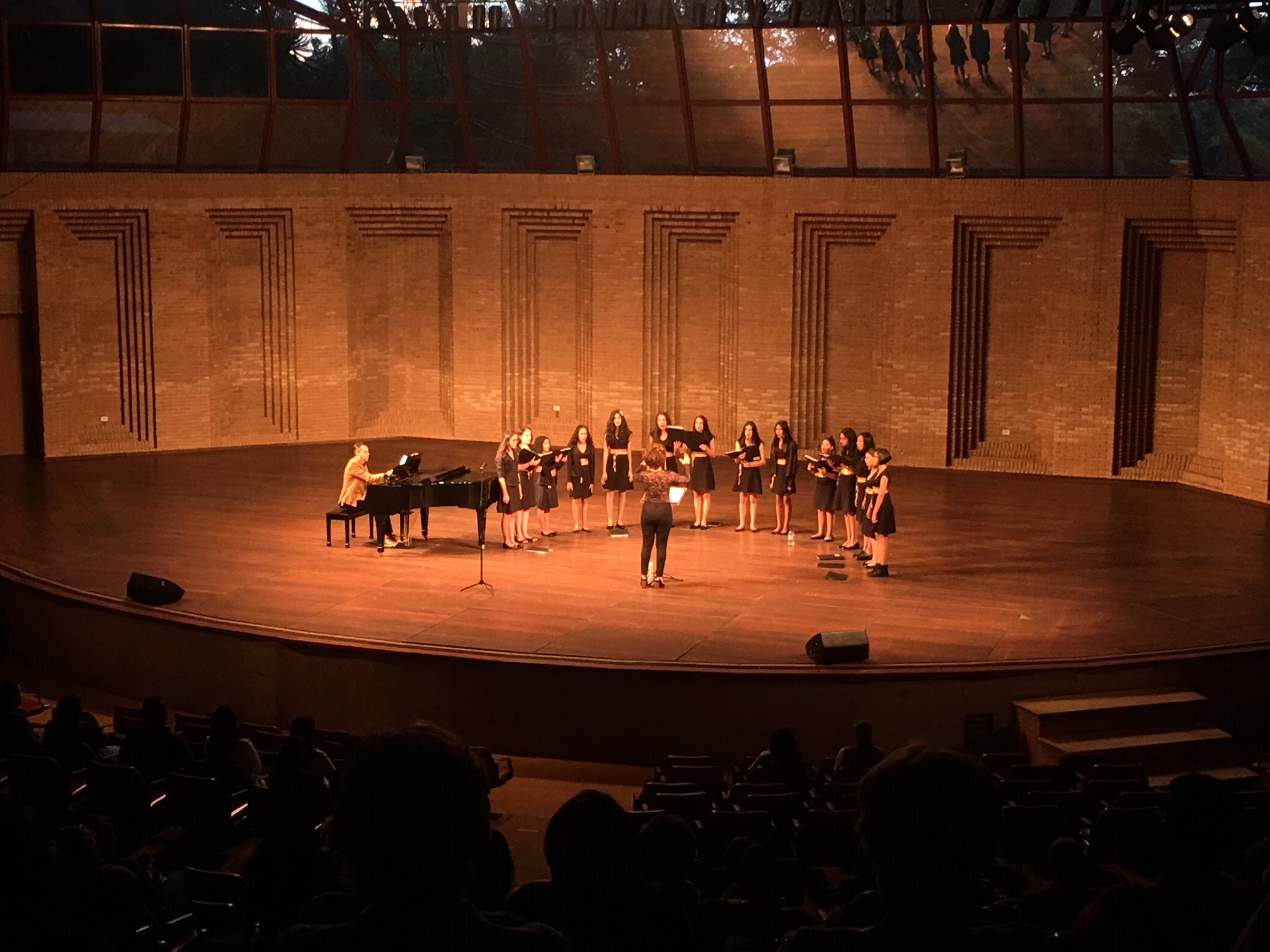 Meninas Cantoras de Campos do Jordão se apresentam no palco do Auditório Claudio Santoro