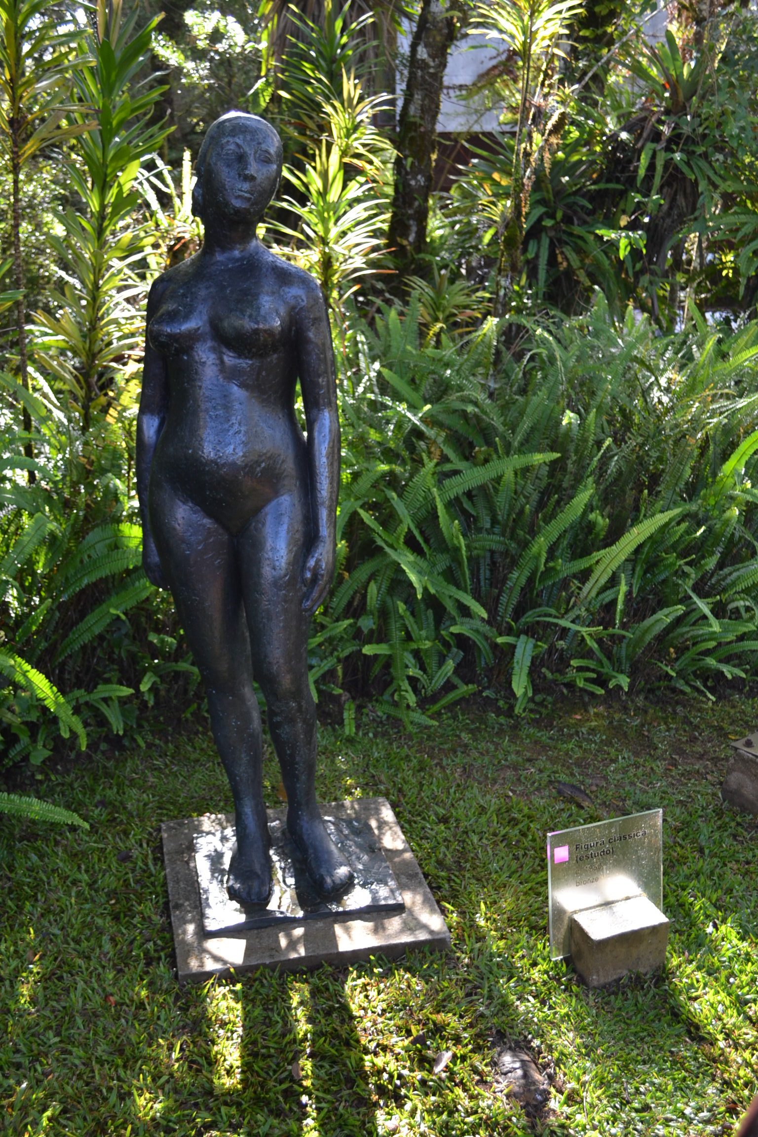 Escultura "Figura Clássica" de Felícia Leirner.