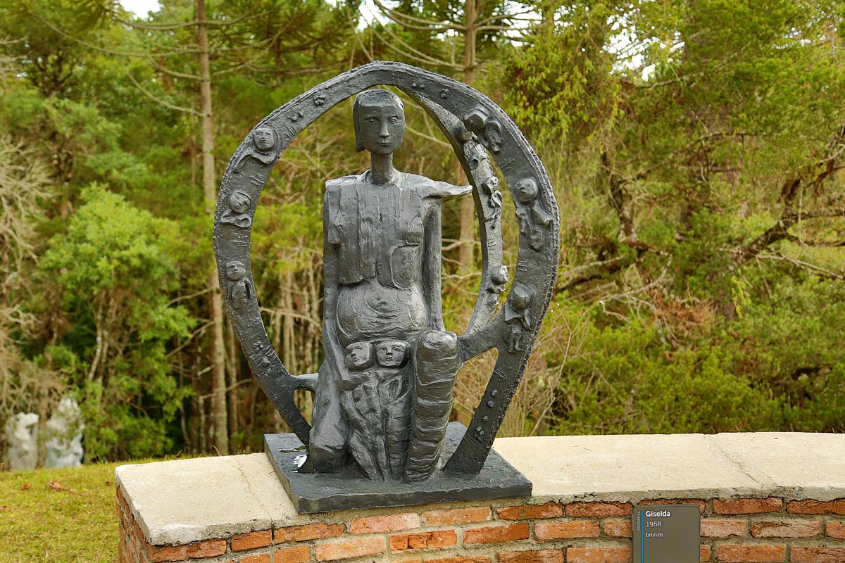 Escultura Giselda, feita em bronze, por Felícia Leirner
