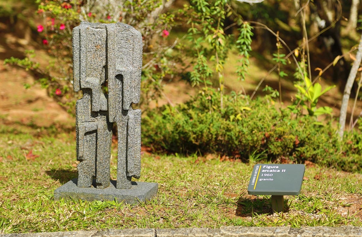 Escultura "Figura Arcaica II" de Felícia Leirner. É um escultura feita em granito.