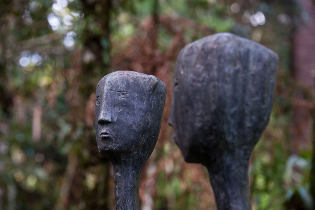 Uma escultura feita em bronze que se assemelha a um casal.