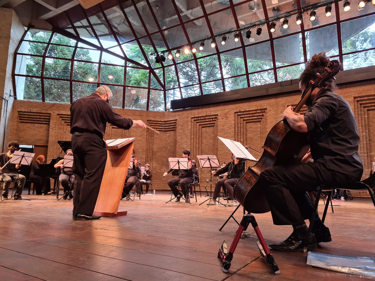 Uma orquestra realiza um ensaio aberto ao público no palco do Auditório Claudio Santoro.
