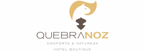 O logotipo do Hotel Boutique Quebra-noz possui a forma de um esquilo na cor caramelo e abaixo uma noz na cor marrom escuro.