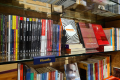 Prateleira de livros com exemplares de filosofia